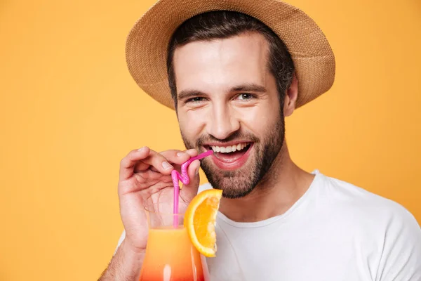 Retrato de un hombre divertido sosteniendo cóctel cerca de la boca — Foto de Stock