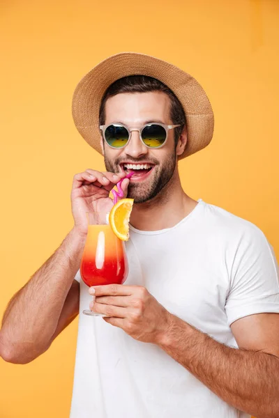 Hombre en gafas de sol celebración de cóctel — Foto de Stock