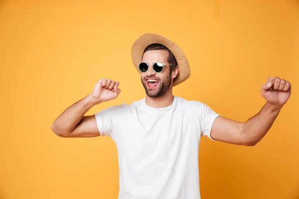 Emocional hombre en sombrero de verano mirando a un lado baile aislado . — Foto de Stock