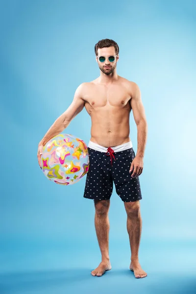 Retrato de cuerpo entero de un joven en ropa de verano — Foto de Stock