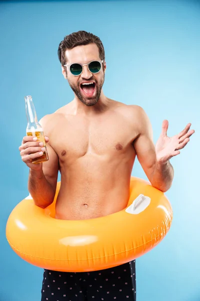Feliz hombre sin camisa sonriente usando anillo inflable — Foto de Stock