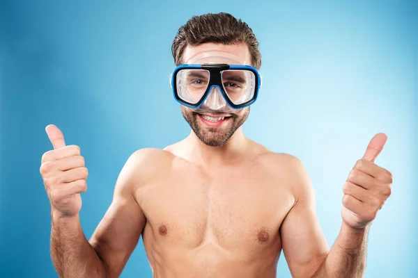 행복 한 웃는 남자 수영 고글 보여주는 엄지손가락 제스처 — 스톡 사진
