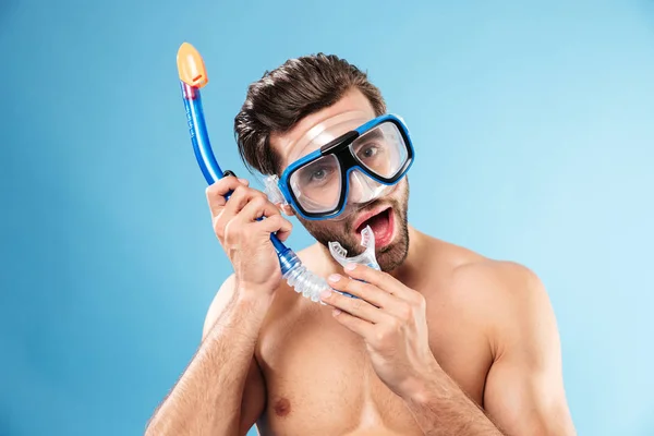 Retrato de un joven con máscara de natación y snorkel — Foto de Stock
