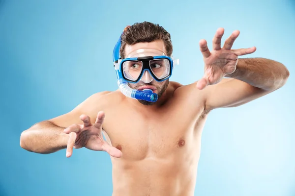 Joven hombre divertido jugando con las manos y usando máscara de agua — Foto de Stock