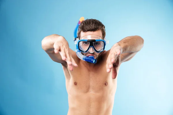 Retrato de un joven sin camisa usando snorkel y gafas — Foto de Stock