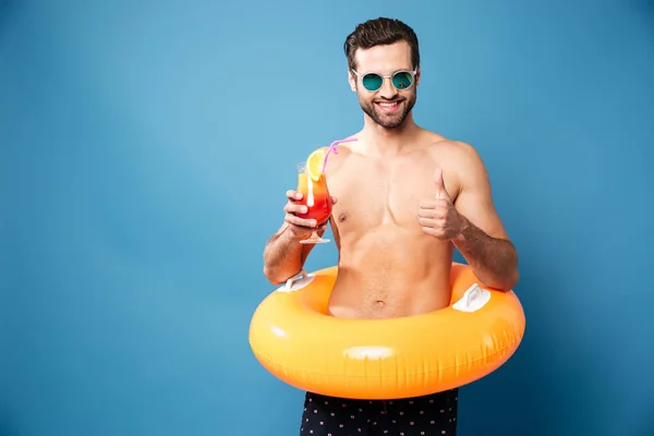 Hombre guapo sosteniendo el círculo de natación y cóctel — Foto de Stock