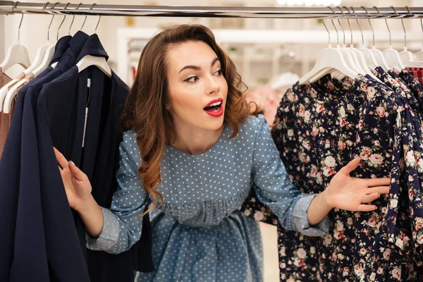 快乐的年轻女人站在衣服店 — 图库照片