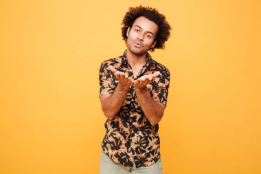 Üfleme Afrika yakışıklı genç kisses