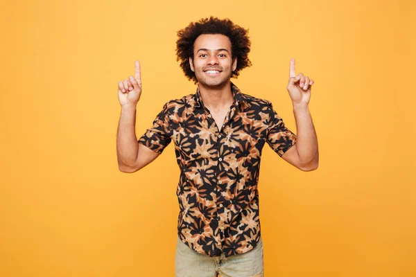 Jovem homem africano feliz apontando — Fotografia de Stock