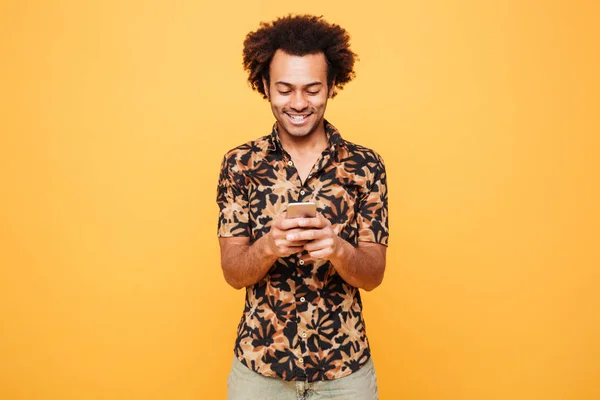 Glad ung afrikansk man chatta via telefon — Stockfoto