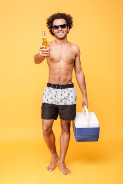 Neşeli genç Afrika adam bira holding.