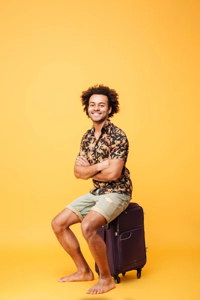Full längd porträtt av en leende ung afro amerikansk man — Stockfoto