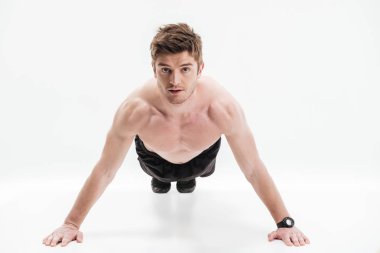 Şınav konsantre genç sporcu