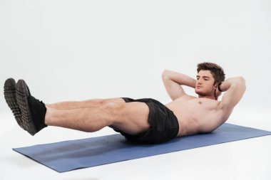 Genç sporcunun tahta egzersiz fitness mat yapmak