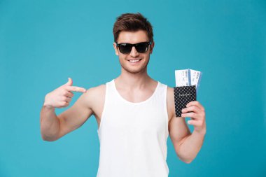 Holding ve pasaport bilet uçan ile de parmak işaret dostum