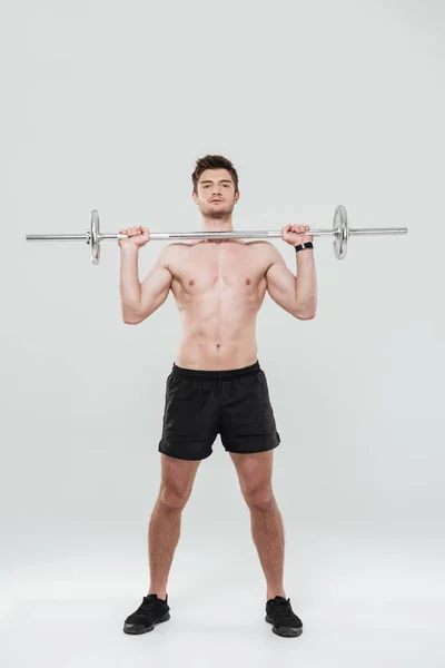 Volledige lengte portret van een fit sporter tillen van zware barbell — Stockfoto