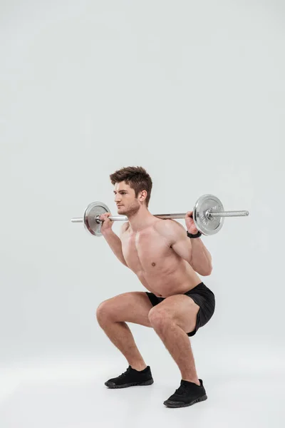 Jovem atleta homem saudável fazendo exercícios com barra — Fotografia de Stock