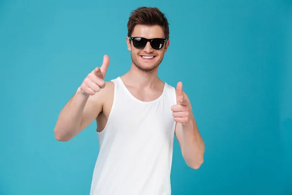 Sonriente hombre apuntando a la cámara aislada — Foto de Stock