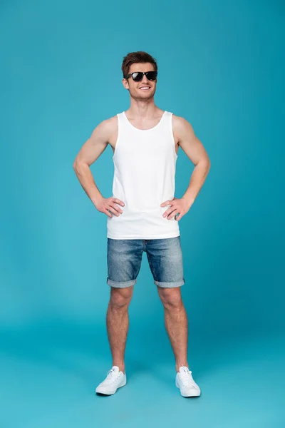 Retrato de cuerpo entero de un joven casual con gafas de sol — Foto de Stock