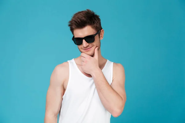 Porträtt av leende omtänksamma man i solglasögon — Stockfoto