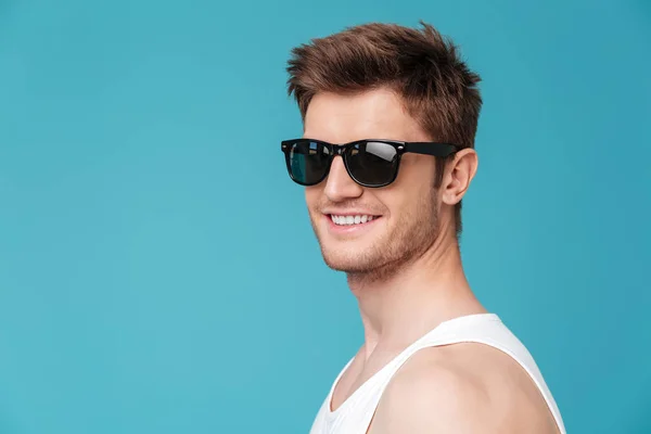 Alegre homem de pé sobre azul isolado fundo — Fotografia de Stock