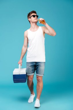 yakışıklı adam bira içmek.