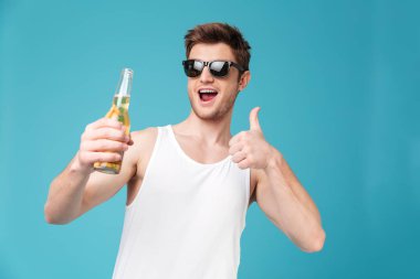 mutlu bir adam başparmak gösterilen