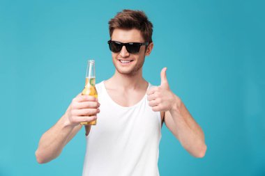 mutlu bir adam başparmak gösterilen