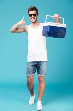 gülümseyen adam başparmak gösterilen