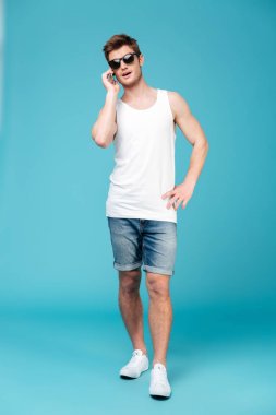 Cep telefonuyla konuşan yakışıklı adam.