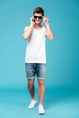 Cep telefonuyla konuşan yakışıklı adam.