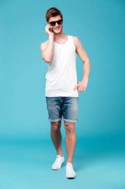 Cep telefonuyla konuşan yakışıklı adam.