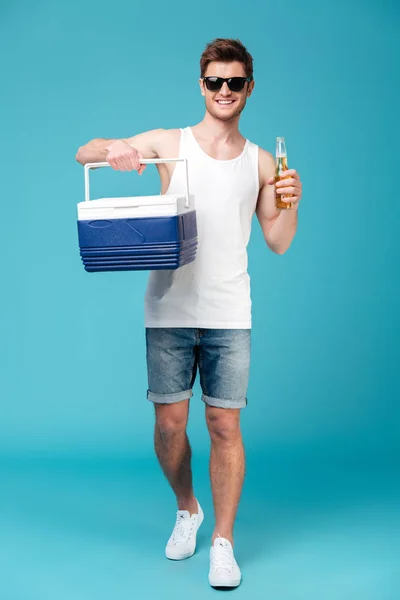 Alegre homem de pé sobre azul isolado fundo — Fotografia de Stock