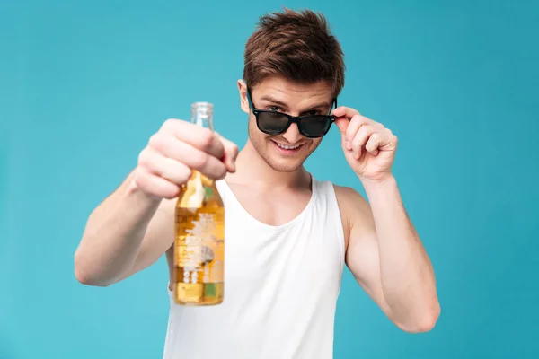 Joven hombre guapo sosteniendo cerveza — Foto de Stock