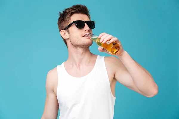 Joven guapo hombre bebiendo cerveza — Foto de Stock