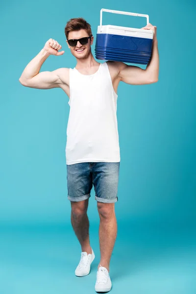 Hombre feliz de pie sobre fondo azul aislado . — Foto de Stock