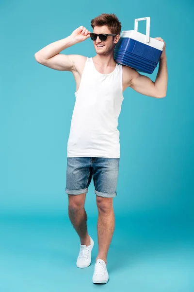 Hombre feliz de pie sobre fondo azul aislado . — Foto de Stock