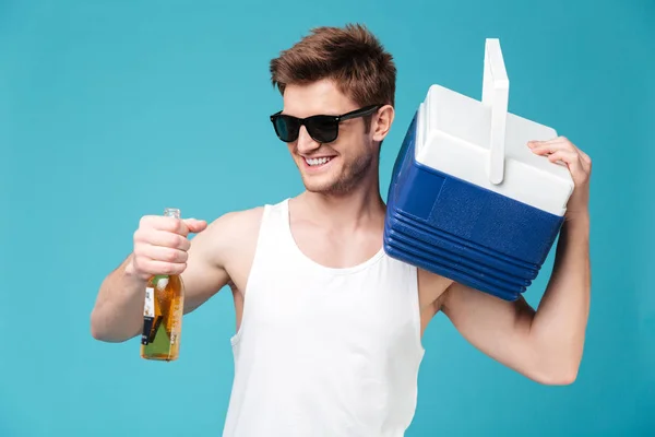 Un hombre alegre bebiendo cerveza. Mirando a un lado . — Foto de Stock