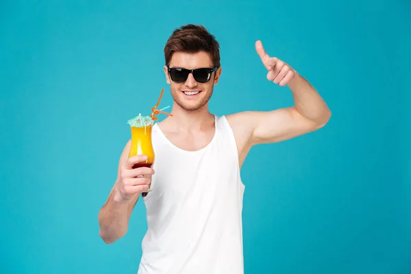 Joven en gafas de sol mostrando cóctel — Foto de Stock