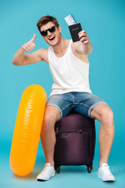 양복 가방에 앉아 선글라스에 행복 한 사람 — 스톡 사진
