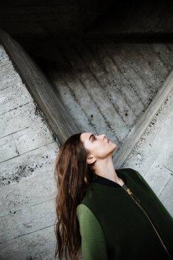 Duran genç kadın şaşırtıcı ve açık havada poz