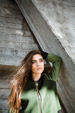 Ayakta ve açık havada poz güzel genç kadın