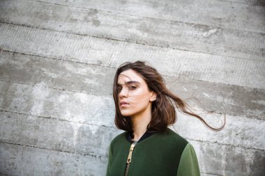 Ayakta ve açık havada poz güzel genç kadın