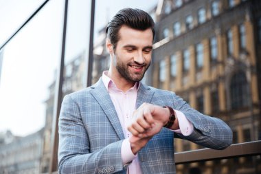 yakışıklı genç adam onun kol saati zamanında kontrol