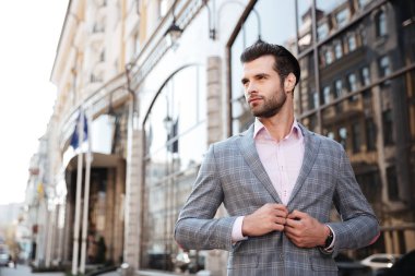 Onun ceketi kadar düğmelerini yakışıklı genç bir adam portresi