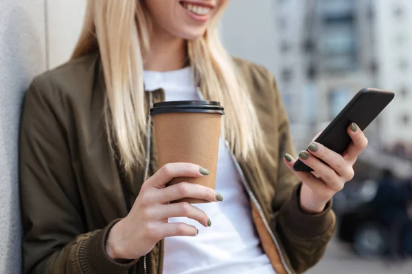 Imagen recortada de mujer rubia usando smartphone — Foto de Stock