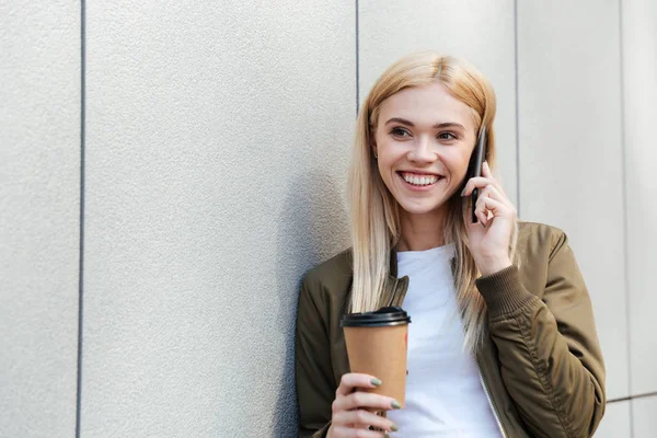 Mujer feliz con café hablando en el teléfono inteligente —  Fotos de Stock