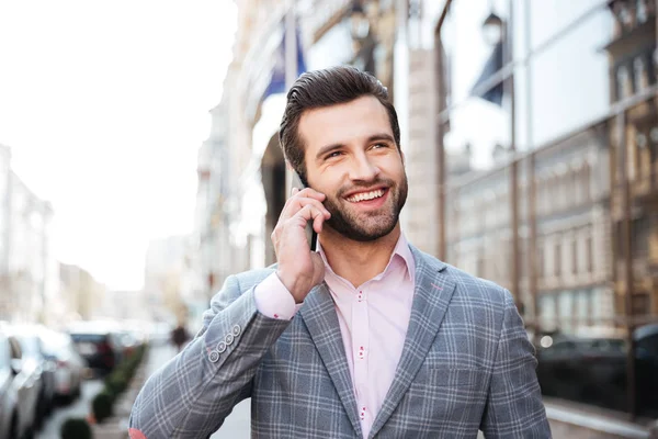 Retrato de un hombre con chaqueta hablando por teléfono móvil — Foto de Stock