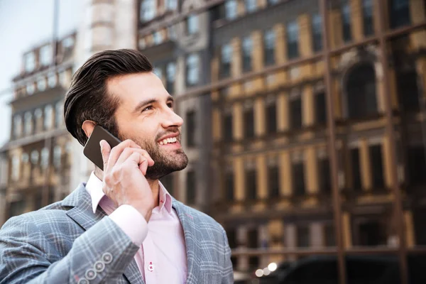 Ελκυστική γενειοφόρος άνδρας στο σακάκι μιλάτε στο κινητό τηλέφωνο — Φωτογραφία Αρχείου