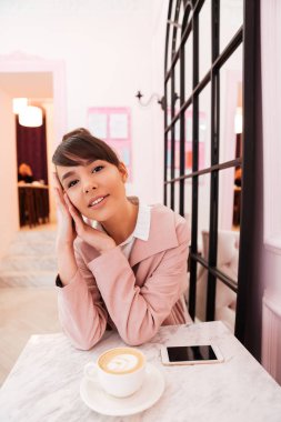 Bir kafede masada otururken hayal kadın